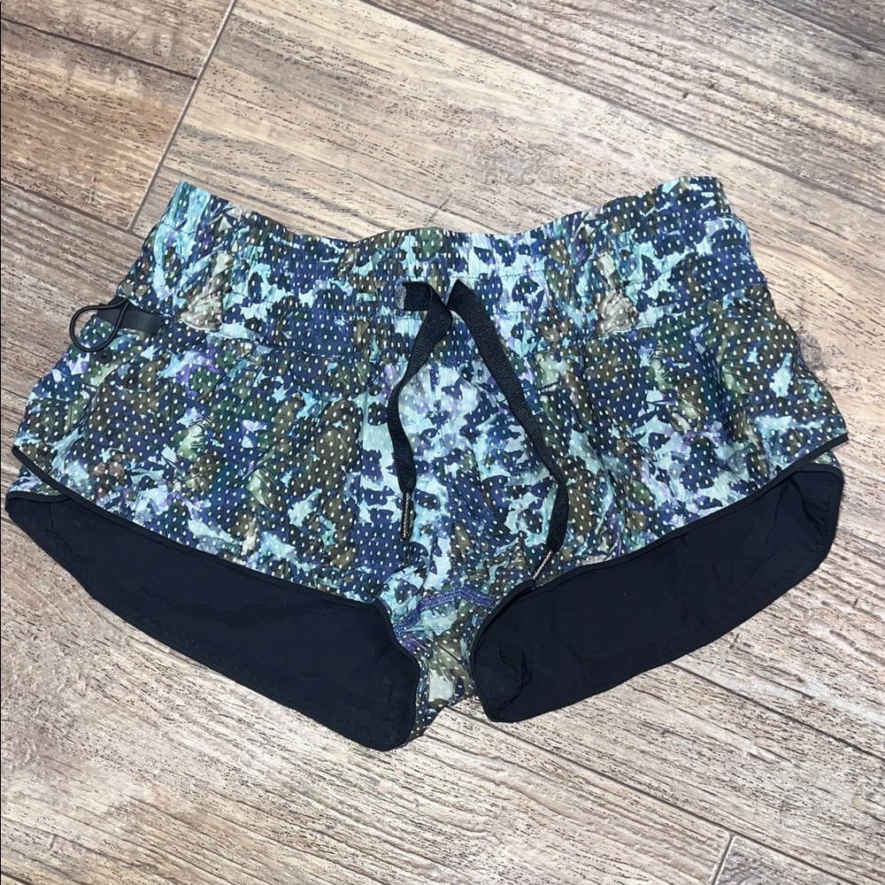Lululemon Water: Surf Short
Floral Sport White Multi / Black